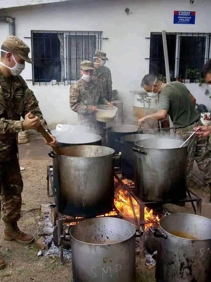 Fuerzas Armadas Argentinas cocinando ollas comunes: qué tremenda diferencia con Chile