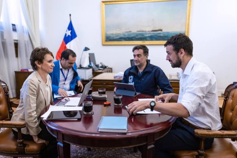 Carlos Aguirre acompañando a Tomás Vodanovic en La Moneda
