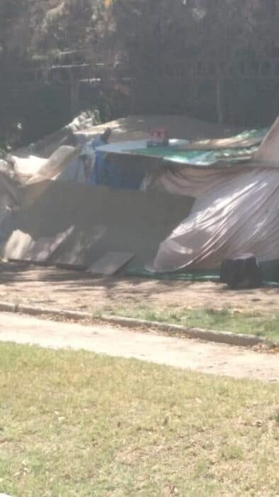 Una de las carpas de las personas que viven en la plaza.