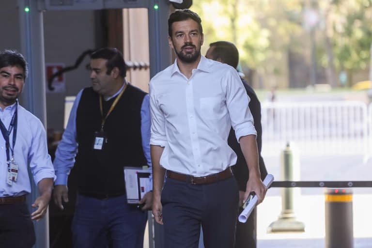 Alberto Millán, izquierda, acompañando a Tomás Vodanovic en La Moneda