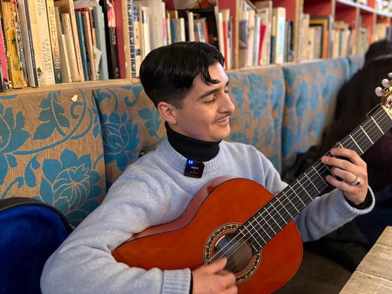 Adrián «Yayo» Muñoz, guitarrista maipucino que conquista los grandes escenarios: «Ahora puedo decir que pude colaborar con artistas a los que veía como fan»