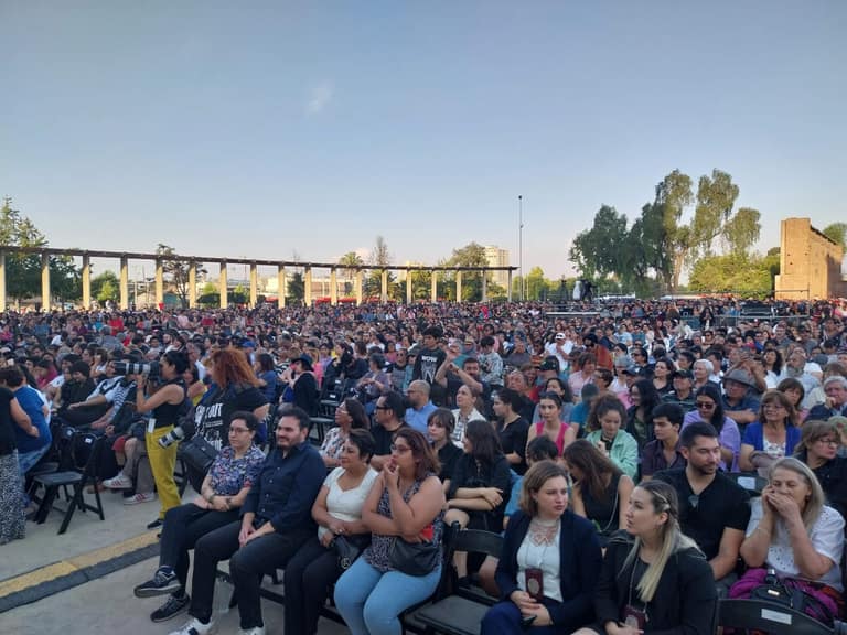 Multitud al aire libre en evento cultural.