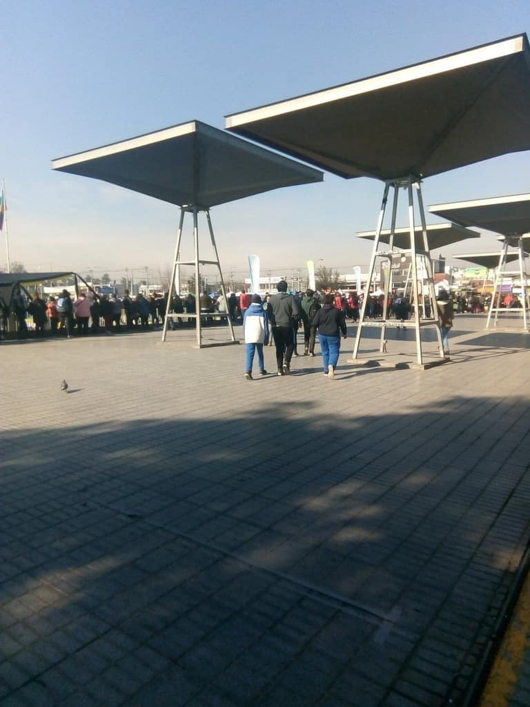 Otra vez una larga fila para acceder a un beneficio municipal: Denuncian pésima organización en la entrega de lentes para el eclipse solar