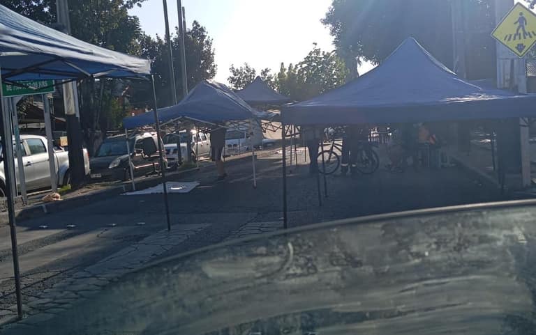 puestos vacíos en feria El Descanso