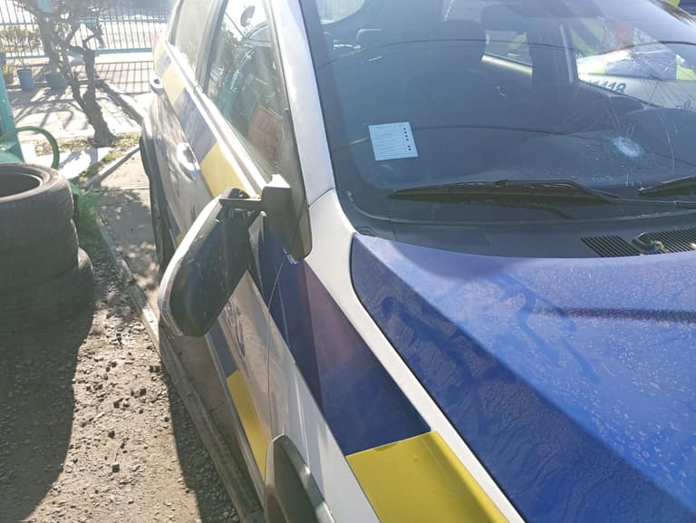 feria El Volcán de Maipú termina con destrozos a vehículo municipal