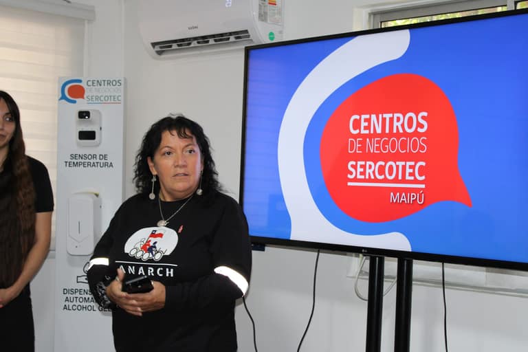 Soledad Mella, presidenta de ANARCH junto al Centro de Negocios Sercotec Maipú