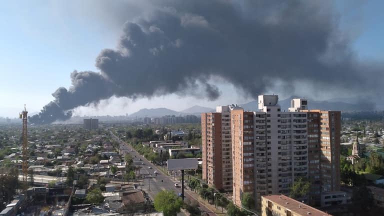 Nube de humo se ve desde Maipú: Fabrica se incendia en Macul