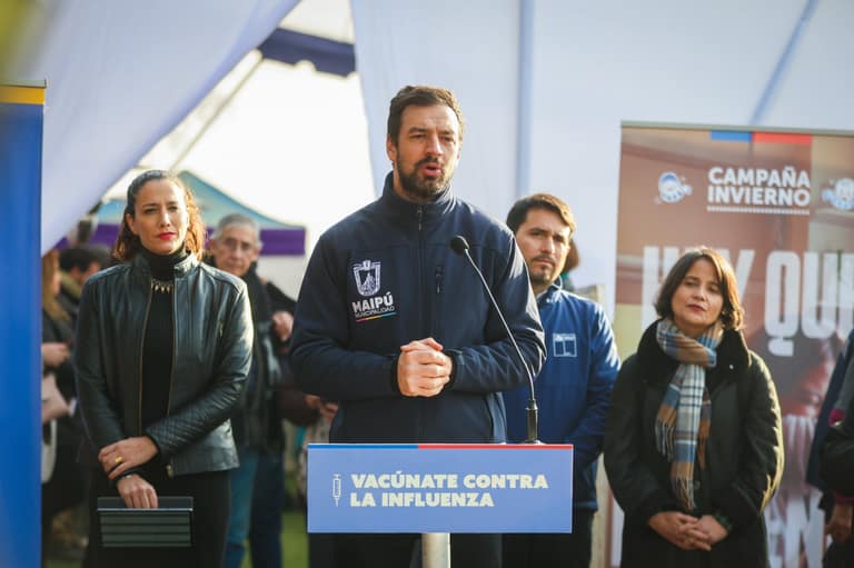 alcalde tomás vodanovic anuncio punto de vacunación gratuito en Maipú