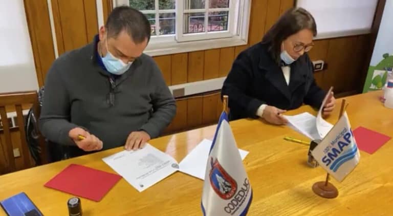 Cathy Barriga hizo firmar a los funcionarios