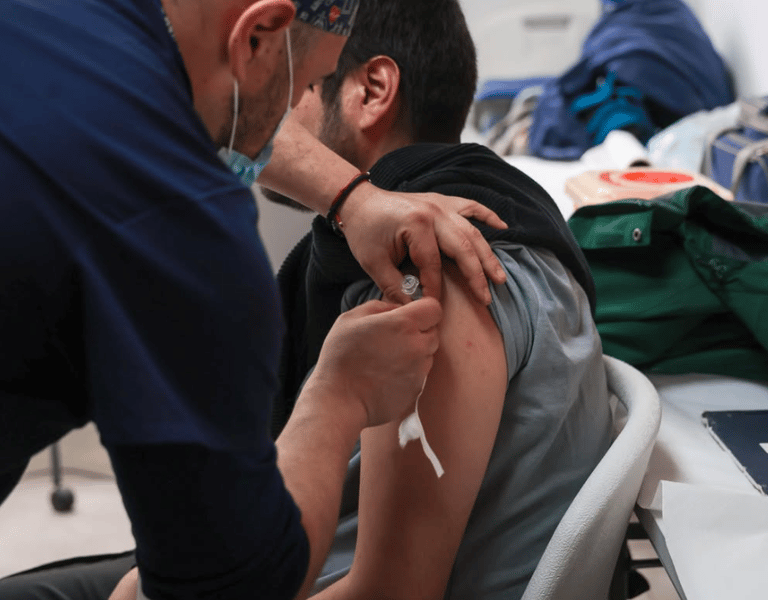 Seremi de Salud y municipio de Maipú encabezaron operativo de vacunación contra hepatitis A y tétanos tras sistema frontal