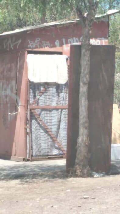 Kiosco que un hombre se tomó para vivir ahí.