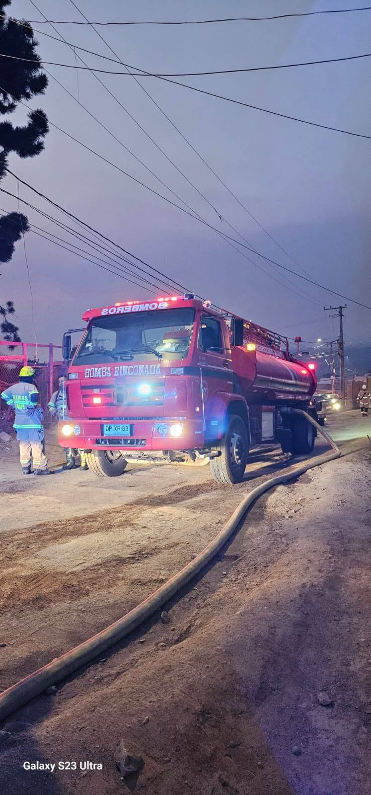 Camión de bomberos en acción nocturna.