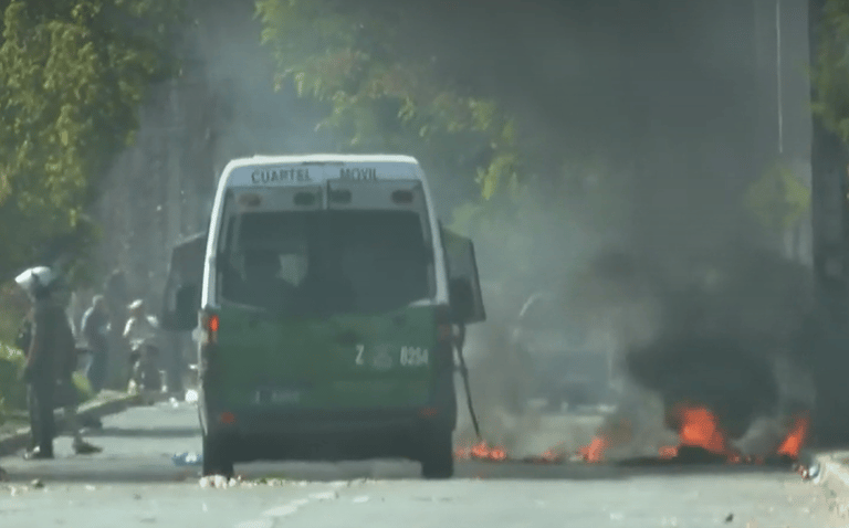 Coleros de feria El Descanso prenden barricadas