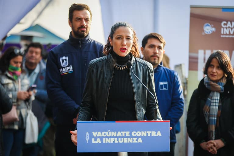 Ministra subrogante en anuncio de punto de vacunación gratuito en Maipú.