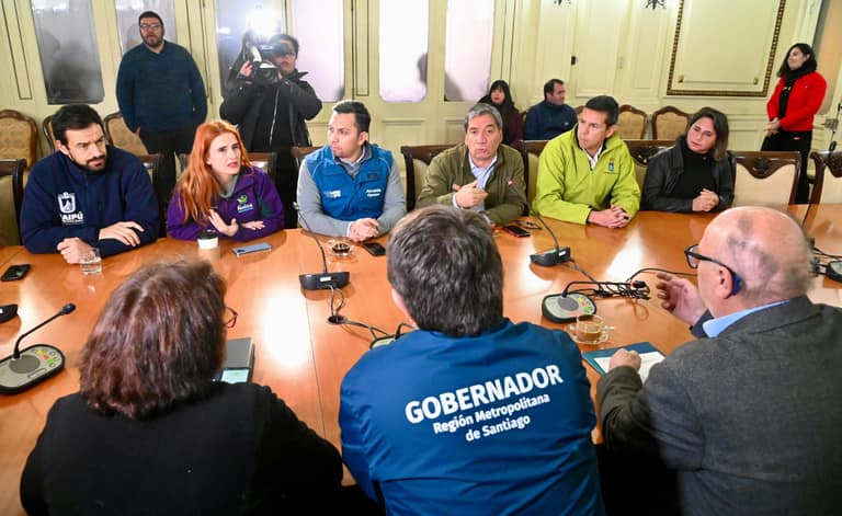 Tomás Vodanovic en mesa de trabajo