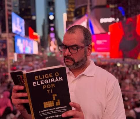 Sammis Reyes debuta en la literatura con «Elige o Elegirán por ti»: supera las mil copias vendidas y desata debate en redes
