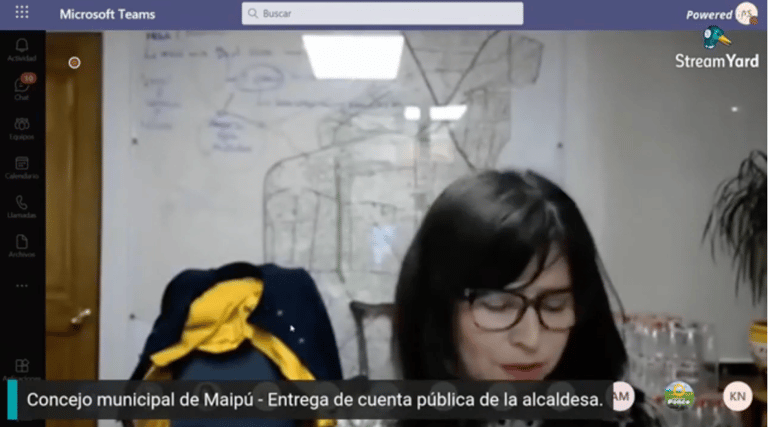 Reunión virtual del concejo municipal, mujer leyendo informe.