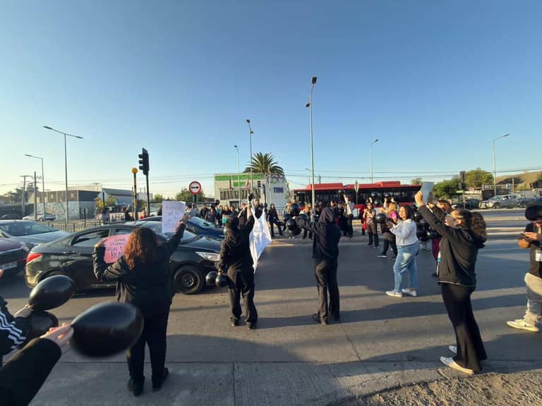 Honorarios del Hospital El Carmen protestaron en Rinconada y acusan agresión de Carabineros