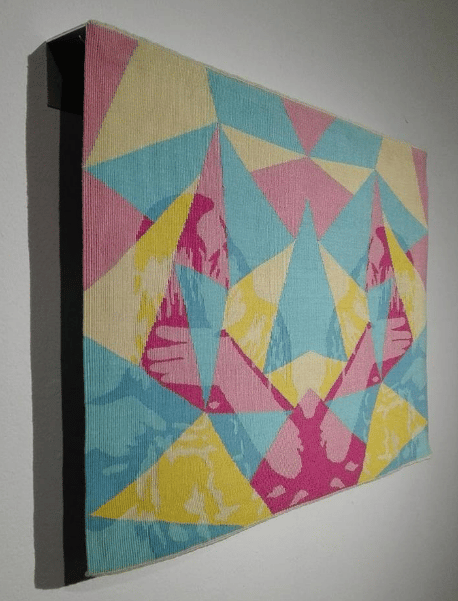 Obra " Cuando me pierdo en la viña armando mis jugarretas, yo soy la feliz Violeta, el viento me desaliña ", año 2016, expuesta en GAM