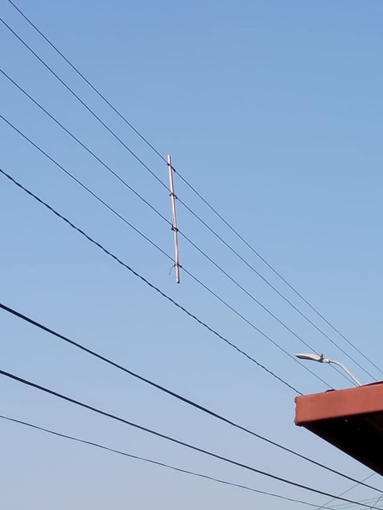 Separadores de cables instalados por ENEL como solución.