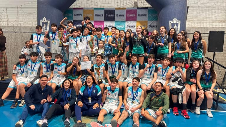 Equipos de vóley y básquetbol del Colegio Terraustral Oeste de Maipú disputan las semifinales de la Copa Soprole UC
