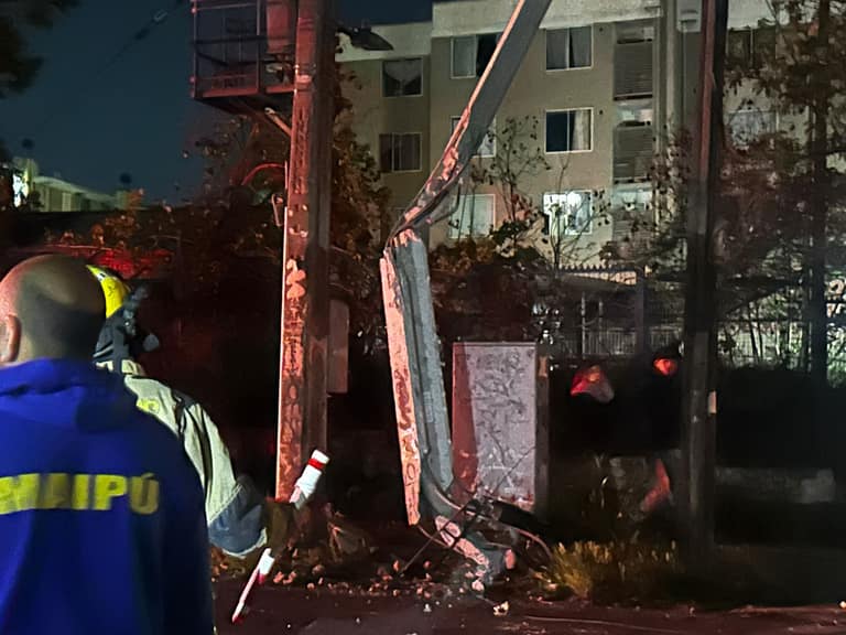 [Video] Corte de luz en Maipú: Micro botó un poste y se dio a la fuga afectando a Barrio Riesco Central