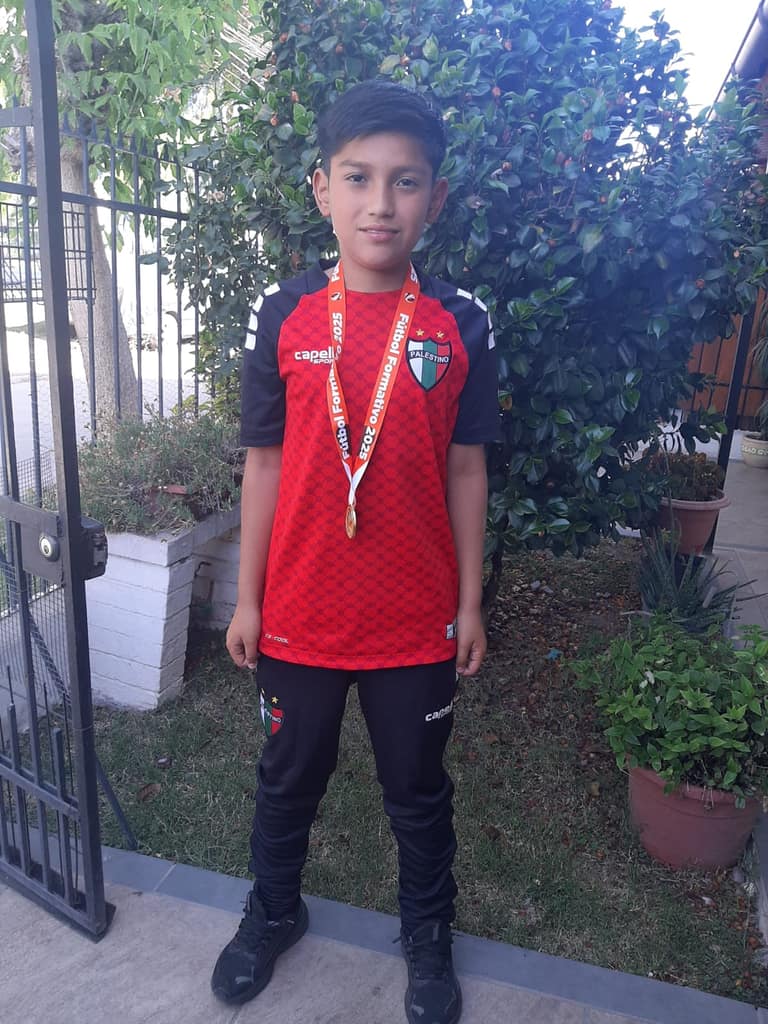 Damián Gómez con la medalla de campeón.