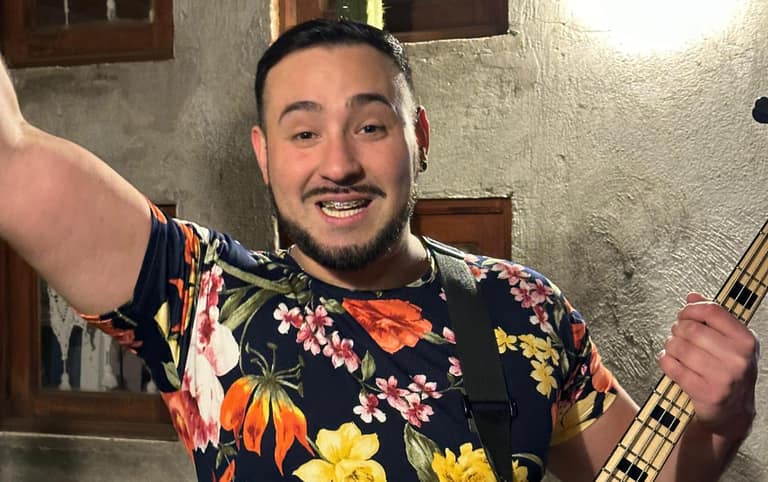 Elías Álvarez, vocalista Adictos al Mambo
