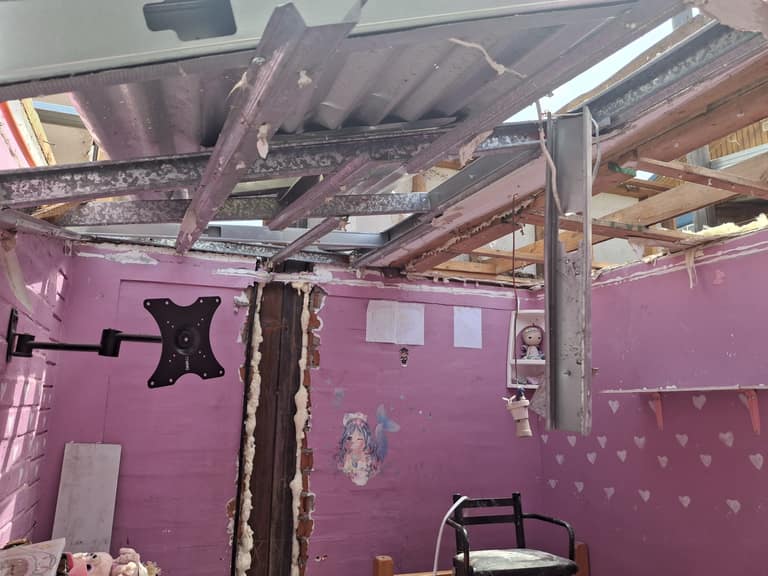 Así quedó la pieza de las hijas de la familia en Villa Los Héroes de Maipú.