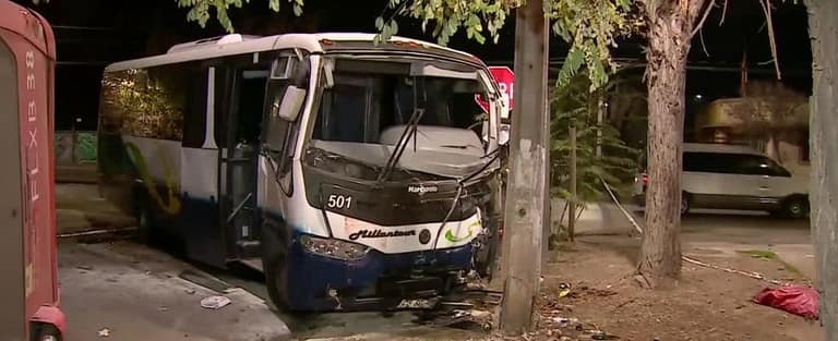 accidente bus contra poste