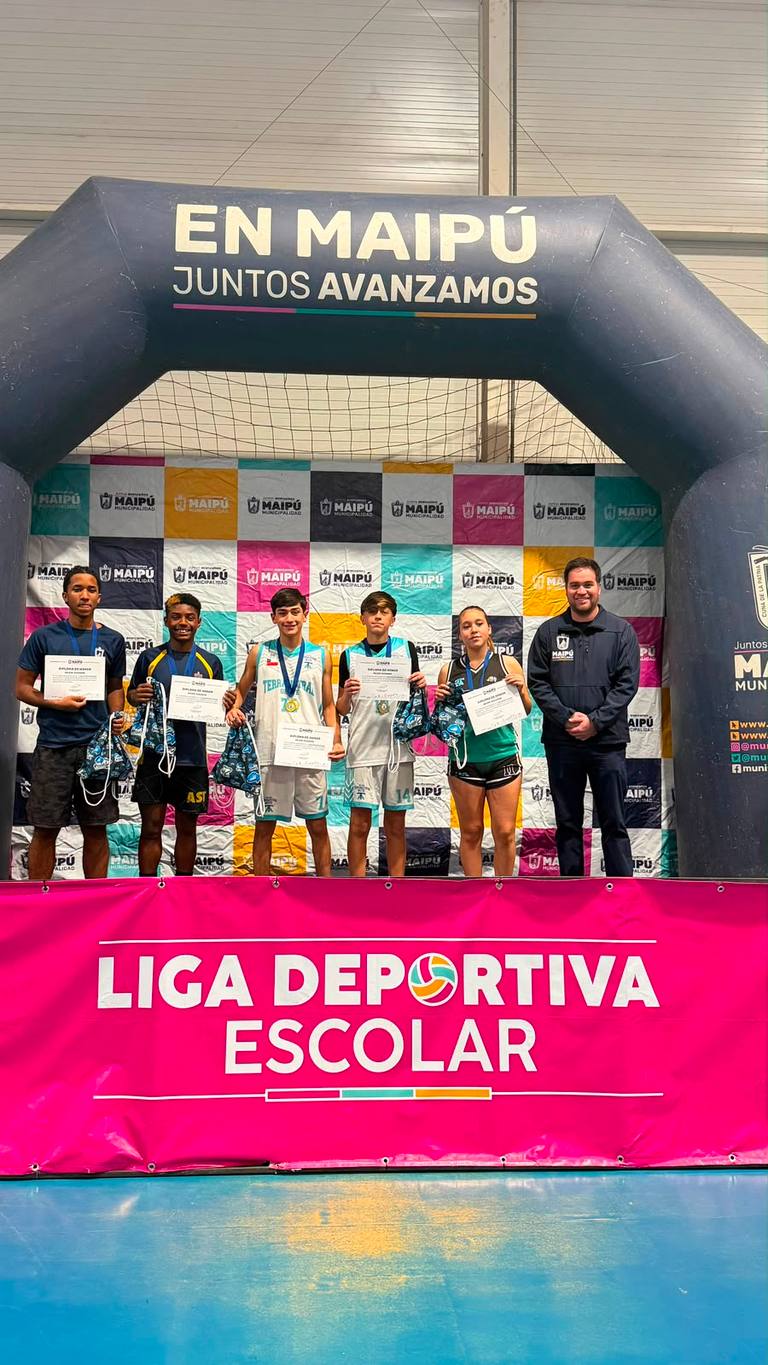 Equipos de vóley y básquetbol del Colegio Terraustral Oeste de Maipú disputan las semifinales de la Copa Soprole UC