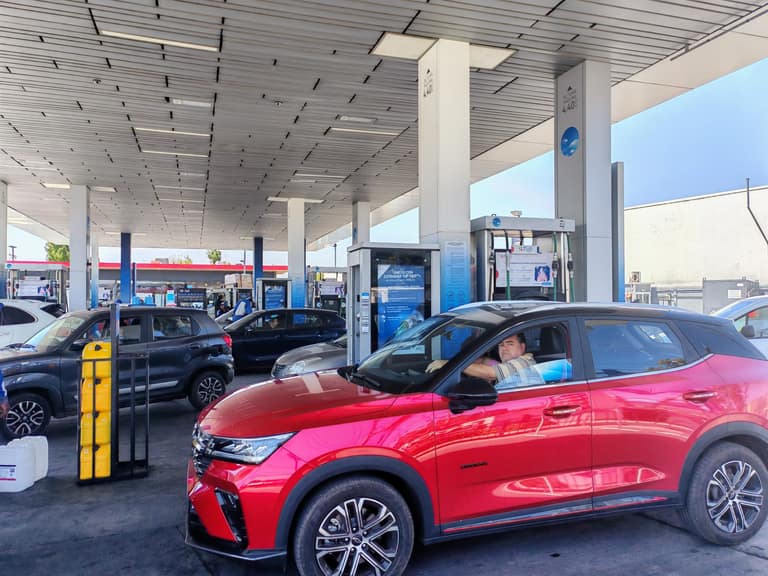 Ante el alza anunciada vecinos de Maipú cargan combustibles en sus autos