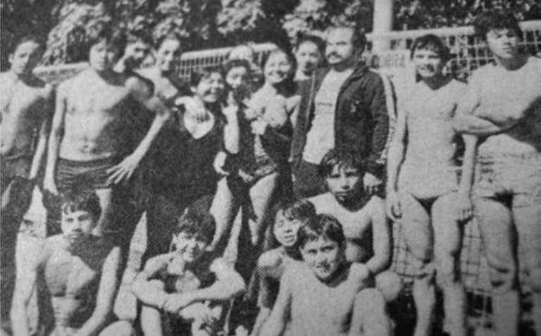 Grupo de jóvenes en foto antigua en blanco y negro.