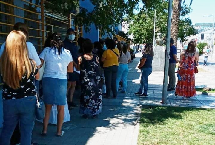 «Esto fue un caos»: Trabajadores de la educación denuncian problemas en punto de vacunación habilitado