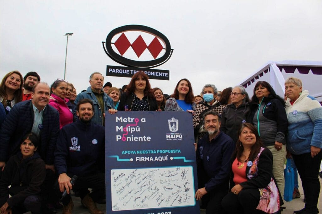 Autoridades lanzan campaña “Metro a Maipú Poniente” y reúnen firmas de vecinos para impulsar el proyecto