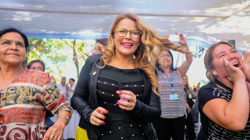 Las matemáticas de Cathy Barriga: Despidió 1.000 trabajadores, contrató a 1.500 y terminó pagando 1.200 millones al mes en sueldos