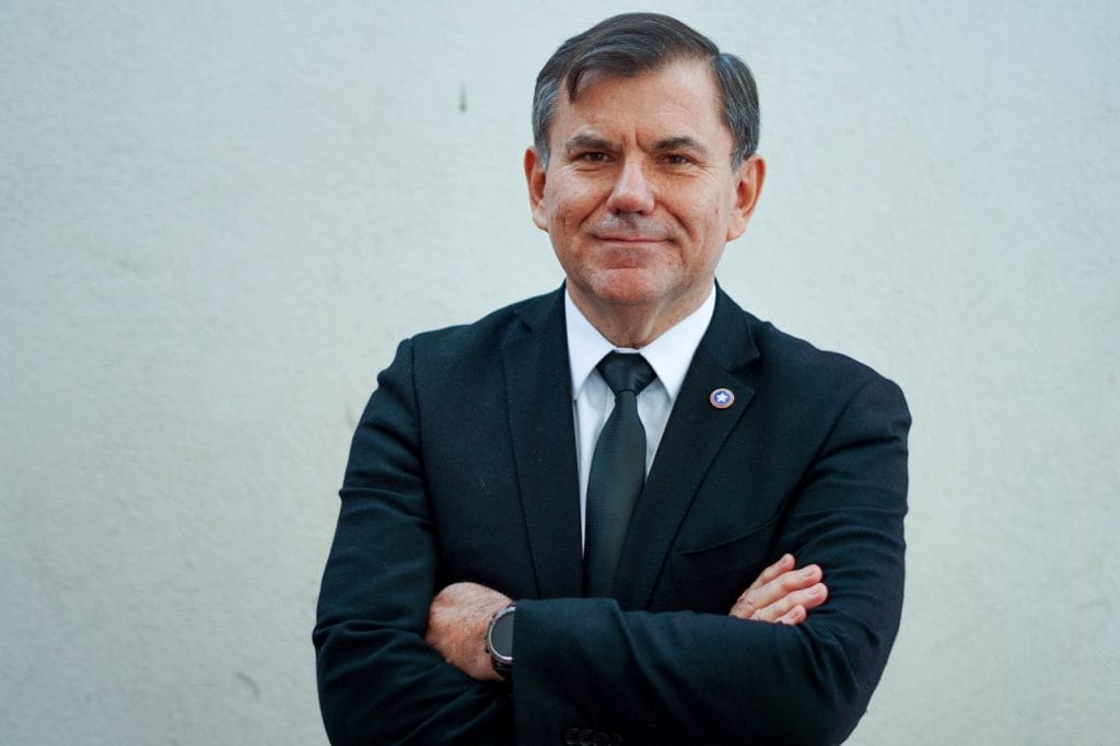 Enrique Bassaletti entre los candidatos a la Cámara de Diputados