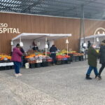 Puestos de verduras y frutas en el Hospital El Carmen: Director explicó las razones de la iniciativa "Mercado HEC" 1 mercado hec feria