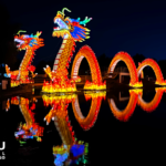 PANORAMA: Festival de Luces Chinas TIANFU invita a la celebración del año nuevo chino 2024 1 Festival Tianfu, dragón luminoso reflejado en agua, Santiago.