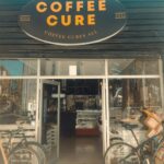 Coffee Cure recibe la exposición artística "Entre libros me escondo, me encuentro entre líneas" 1 Coffeecure exposición