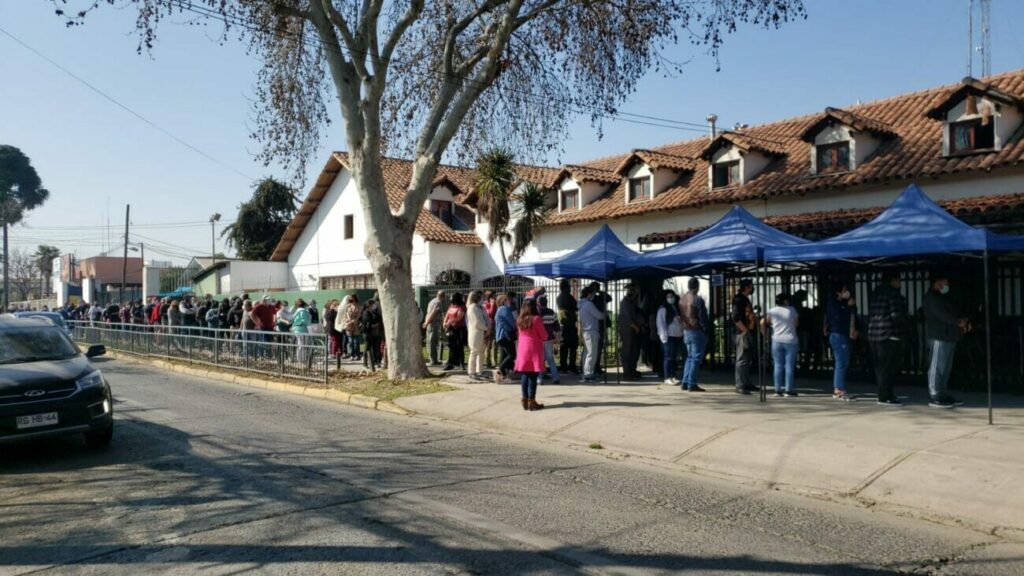 Detienen en la 25° Comisaría a persona que fue a excusarse: mantenía orden judicial pendiente 2 Larga fila fuera de la 25º Comisaría de Maipú