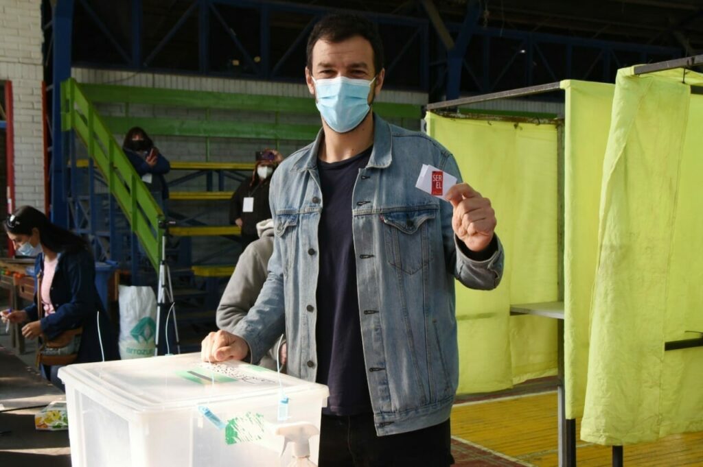 Alcalde Vodanovic votó en el Gimnasio Municipal