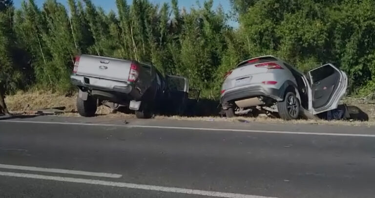 Accidente de tráfico con dos vehículos volcados.