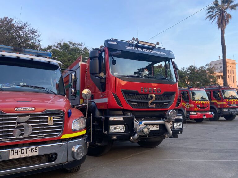 Camiones de bomberos estacionados en fila.