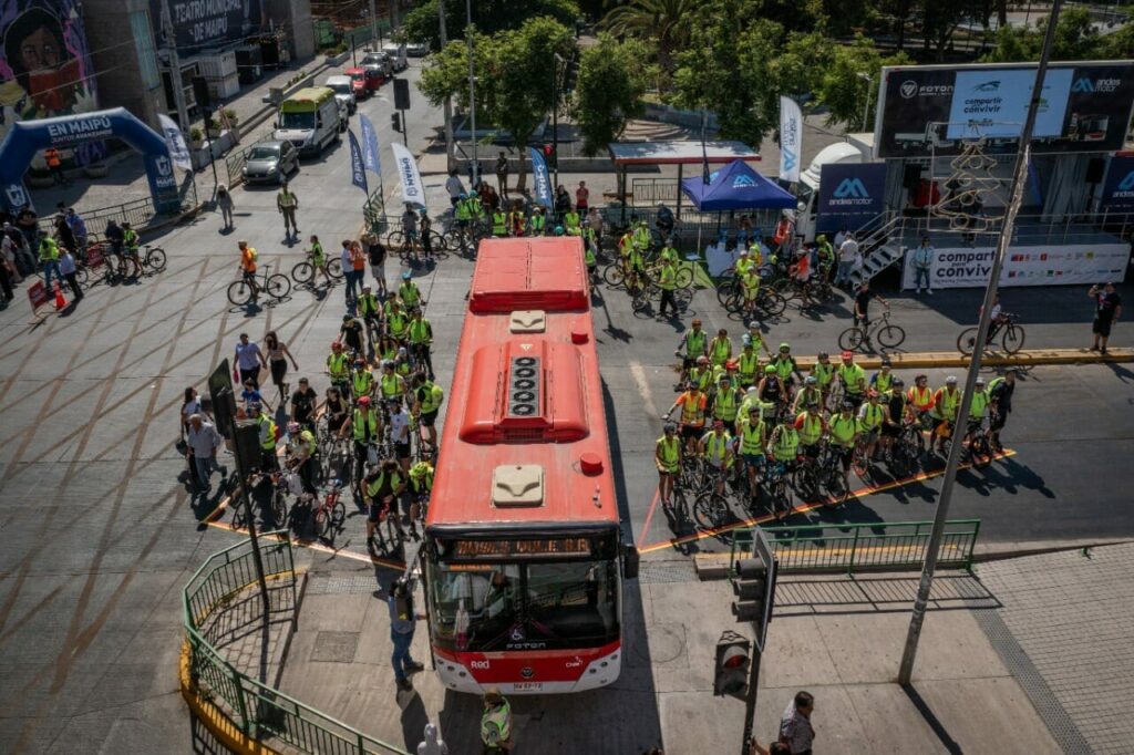 ciclistas y buses maipu