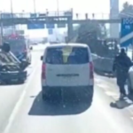 Delincuentes intentaron huir tras asaltar a cliente bancario y se volcaron en un auto frente a Mall Arauco Maipú 1 delincuentes volcados mall arauco maipú