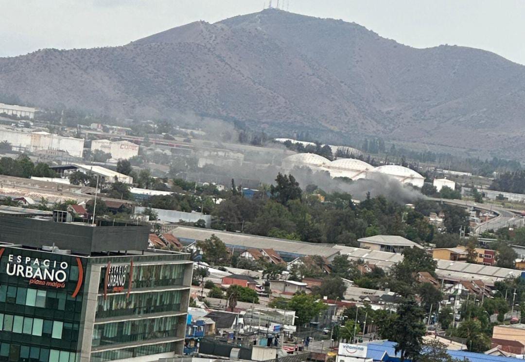 Reportan incendio en toma de Camino a Melipilla