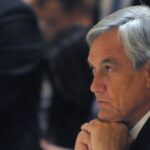 José Cox: ¿Quién es la última persona a la que visitó el exPresidente Sebastián Piñera? 1 Hombre reflexivo en evento formal.