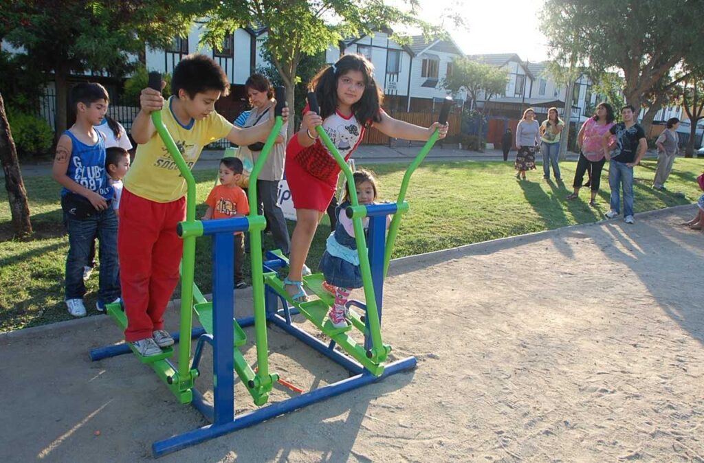 37 plazas de Maipú renovarán sus juegos infantiles y máquinas de ejercicios