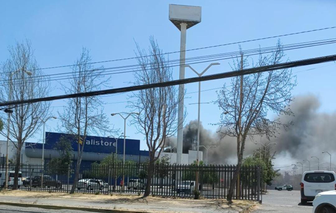 [Video] Incendio afecta a local de Alistore en Maipú